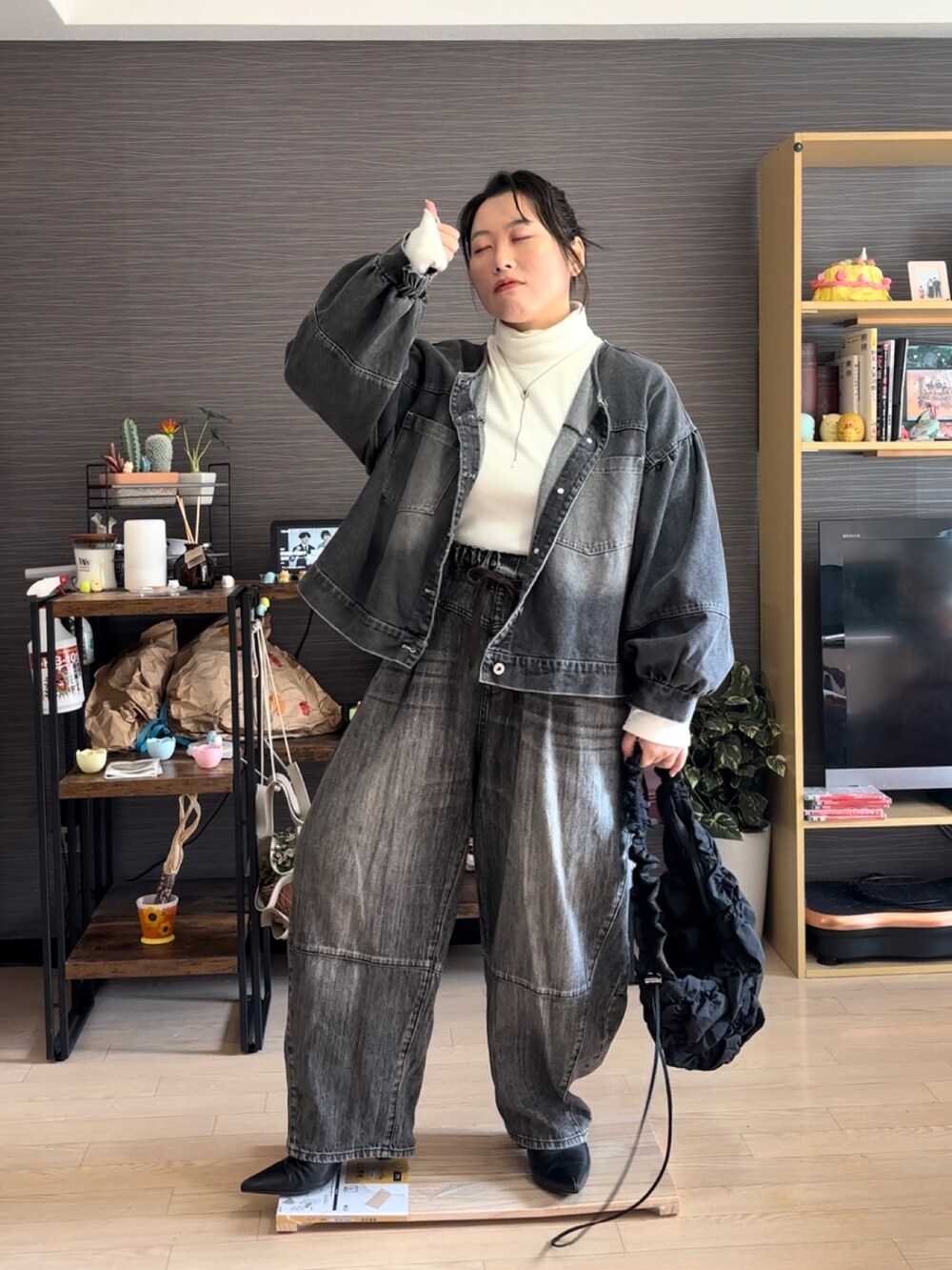 「デニム、デニムパンツ、デニムジャケット、デニムコーデ、デニムオンデニム、デニムonデニム、ジージャン、Gジャン、春コーデ、春服」｜「niko and...のアイテム（デニムパンツ、ブラック系）」を使った、真波(Manami)さん（骨格ストレート・レディース・153cm）の冬コーディネートの2枚目の写真