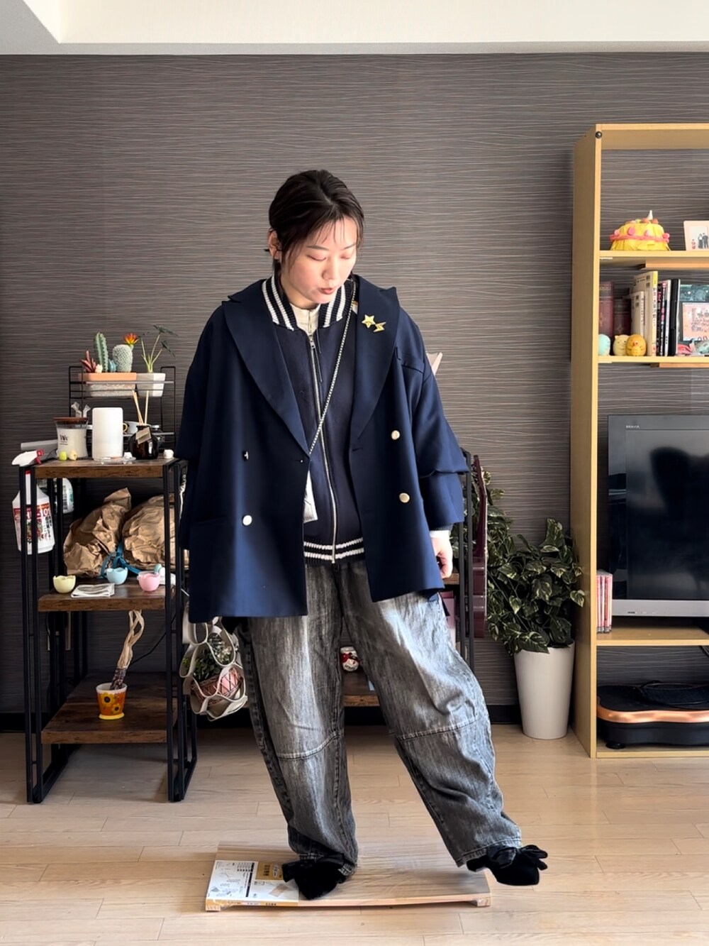 「春コーデ、春服、ジャケット、ジャケットスタイル、ジャケットコーデ、デニムパンツ、デニム、紺ブレ」｜「classicalelfの春に向けて気軽に羽織れる 大人の ブレザー。 サイド スリット オーバーサイズ ダブルジャケット（テーラードジャケット、ブルー系）」を使った、真波(Manami)さん（骨格ストレート・レディース・153cm）の春コーディネートの2枚目の写真