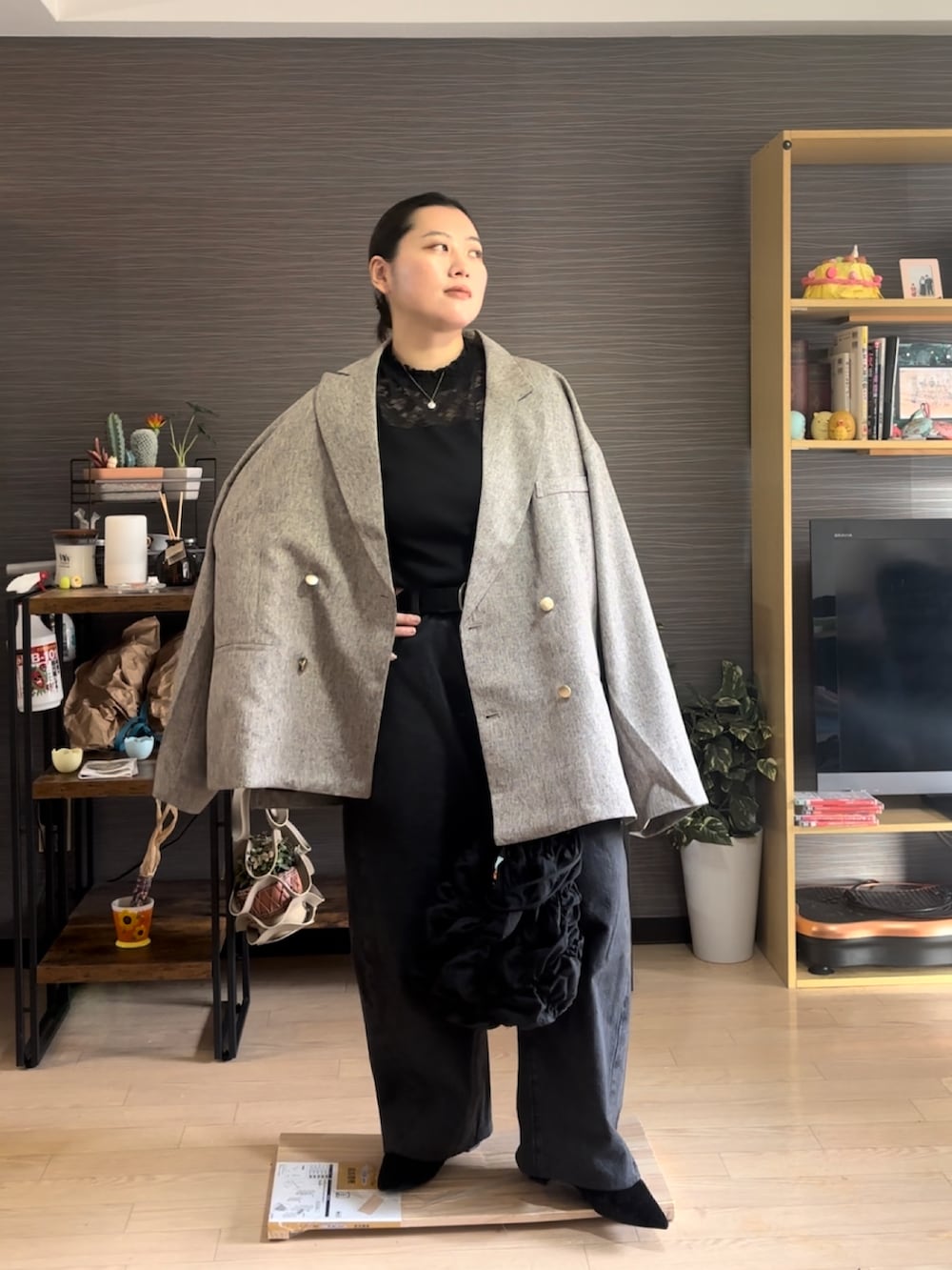 「ぽっちゃり、ぽっちゃりコーデ、ぽっちゃりスタッフ、大きいサイズレディースファッション、大きいサイズ、ジャケット、ジャケットスタイル、テーラードジャケット、グレージュ、デニム、デニムパンツ、黒デニム」｜「classicalelfの気軽に羽織れる 大人の ブレザー。 サイド スリット オーバーサイズ ダブルジャケット（テーラードジャケット、ベージュ系）」を使った、真波(Manami)さん（骨格ストレート・レディース・153cm）の冬コーディネートの3枚目の写真