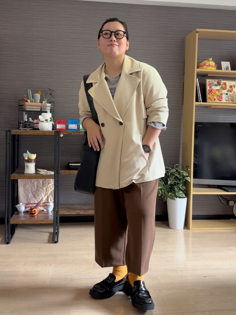 「秋コーデ、秋服コーデ、休日スタイル、秋冬コーデ、30代コーデ、秋先取りコーデ、ママファッション、秋服、ユニクロ、秋色、イエベ」｜「UNIQLOのアイテム（ローファー、ブラック系）」を使った、真波(Manami)さん（レディース・153cm）の秋コーディネートの2枚目の写真