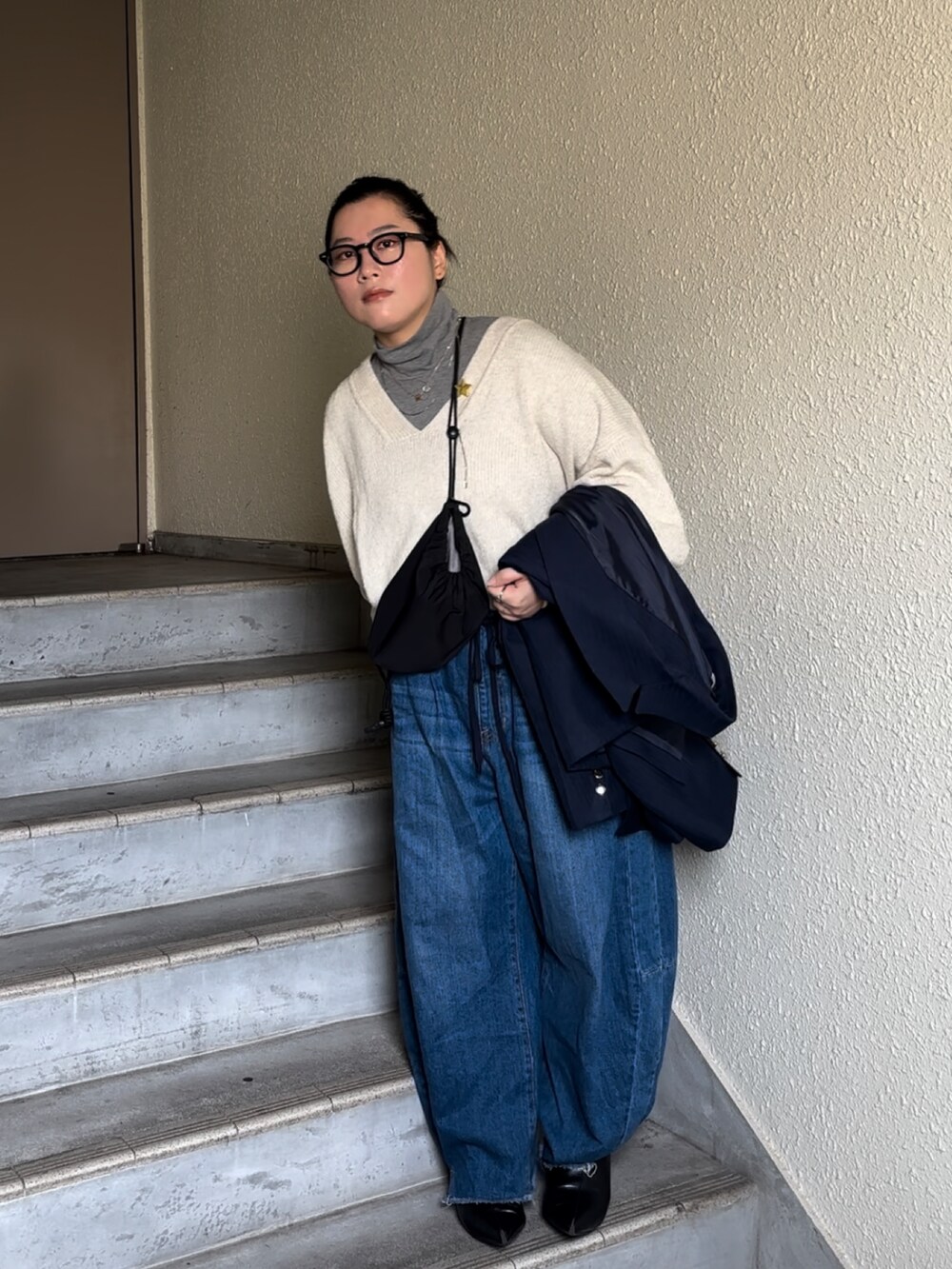 「ジャケット、ジャケットスタイル、紺ブレ、デニムパンツ、きれいめカジュアル、タートルネック、春コーデ、春色、メガネ女子」｜「classicalelfの春に向けて気軽に羽織れる 大人の ブレザー。 サイド スリット オーバーサイズ ダブルジャケット（テーラードジャケット、ブルー系）」を使った、真波(Manami)さん（骨格ストレート・レディース・153cm）の冬コーディネートの2枚目の写真