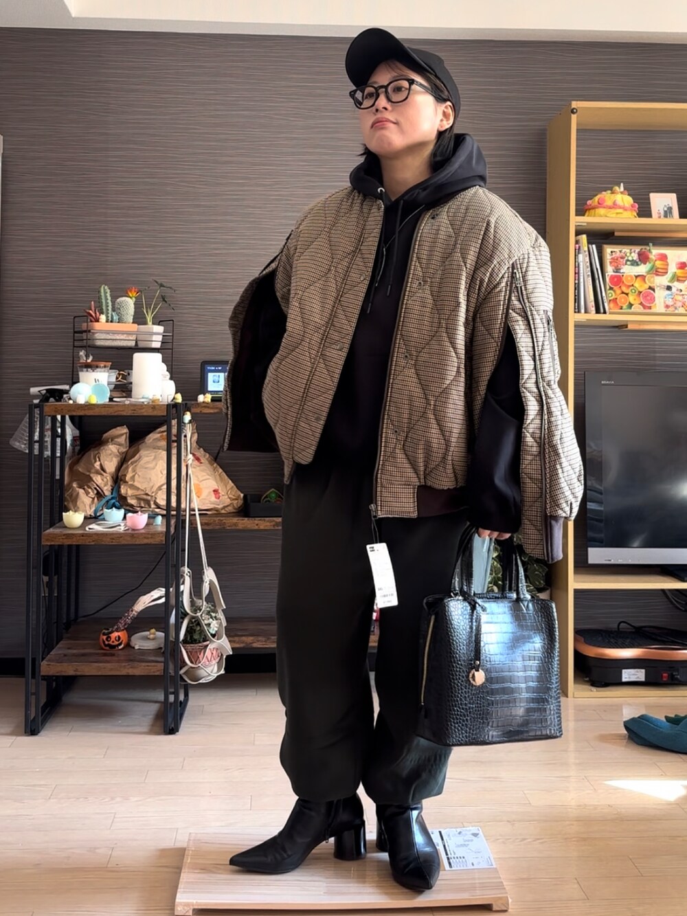 「冬コーデ、カジュアルスタイル、アウター、アウターコーデ、ブルゾン、ブルゾンコーデ、オトナ女子、休日スタイル、シンプル、大人ファッション、秋冬、シンプルスタイル、スウェットパンツ、ブーツスタイル、スポーツミックス」｜「JEANASISのポインテッドショートブーツ/975565（ブーツ、ブラック系）」を使った、真波(Manami)さん（レディース・153cm）の冬コーディネートの2枚目の写真