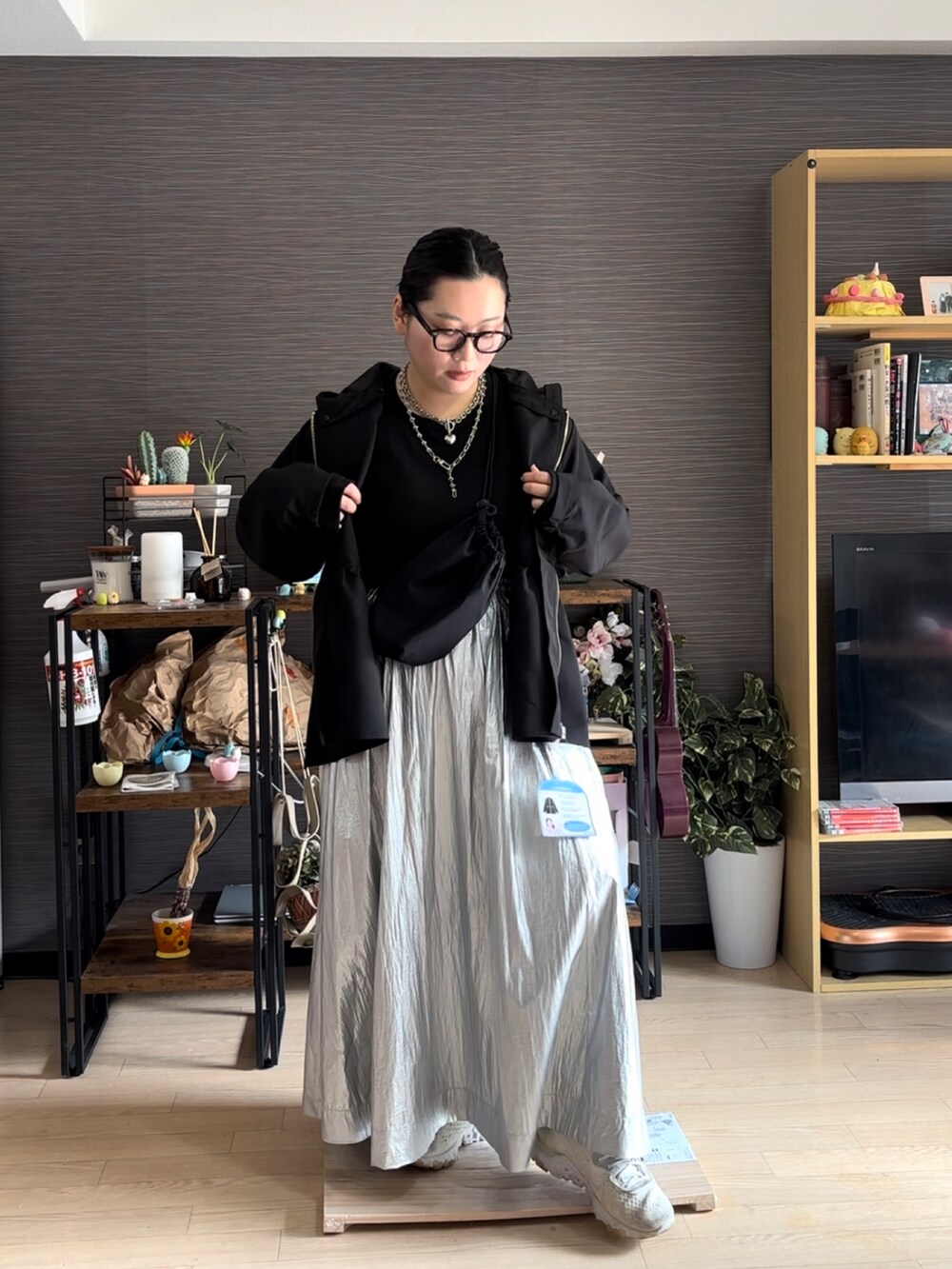 「マウンテンパーカー、シルバー、スニーカー、スニーカーコーデ、シルバースカート、春コーデ、春服」｜「niko and...のシャイニーフレアスカート（スカート、グレー系）」を使った、真波(Manami)さん（骨格ストレート・レディース・153cm）の冬コーディネートの2枚目の写真