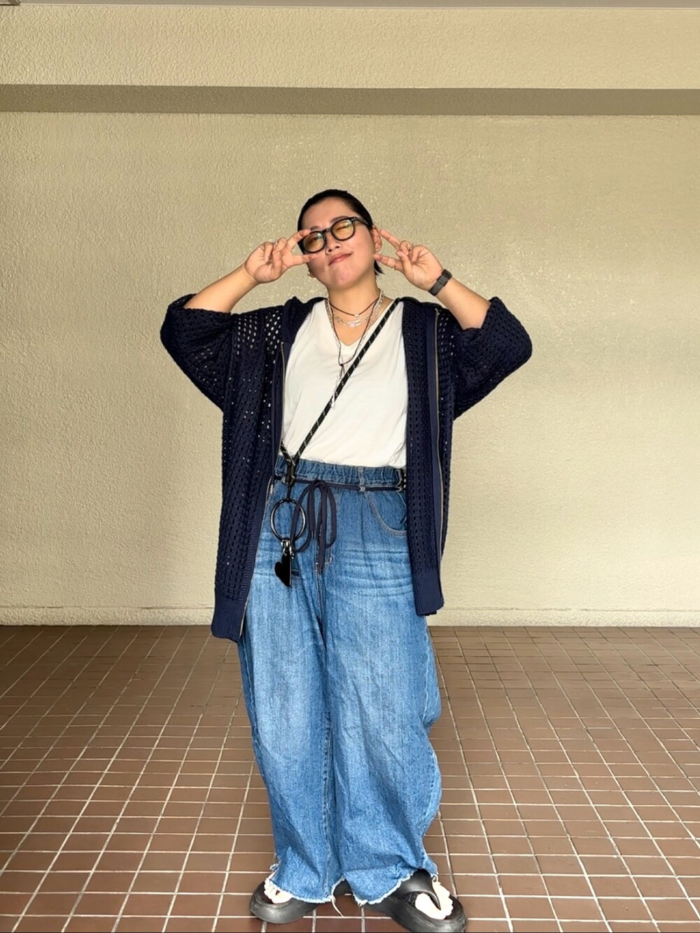 「アウトドアスタイル、秋コーデ、秋服コーデ、休日スタイル、30代コーデ、スポーツミックス、秋服、ユニクロ、大人カジュアルコーデ」｜「niko and...のオリジナルニコモコトングサンダル（サンダル、ブラック系）」を使った、真波(Manami)さん（レディース・153cm）の秋コーディネートの2枚目の写真