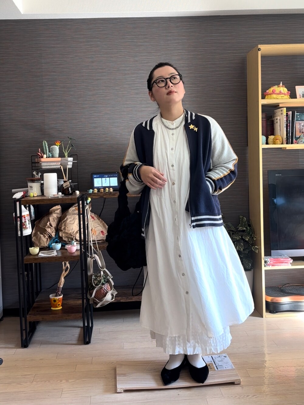 「シャツワンピース、きれいめカジュアル、ミュールパンプス、春コーデ、春服」｜「HUG.Uのギャザーナチュワンピ（シャツワンピース、ホワイト系）」を使った、真波(Manami)さん（骨格ストレート・レディース・153cm）の冬コーディネートの2枚目の写真