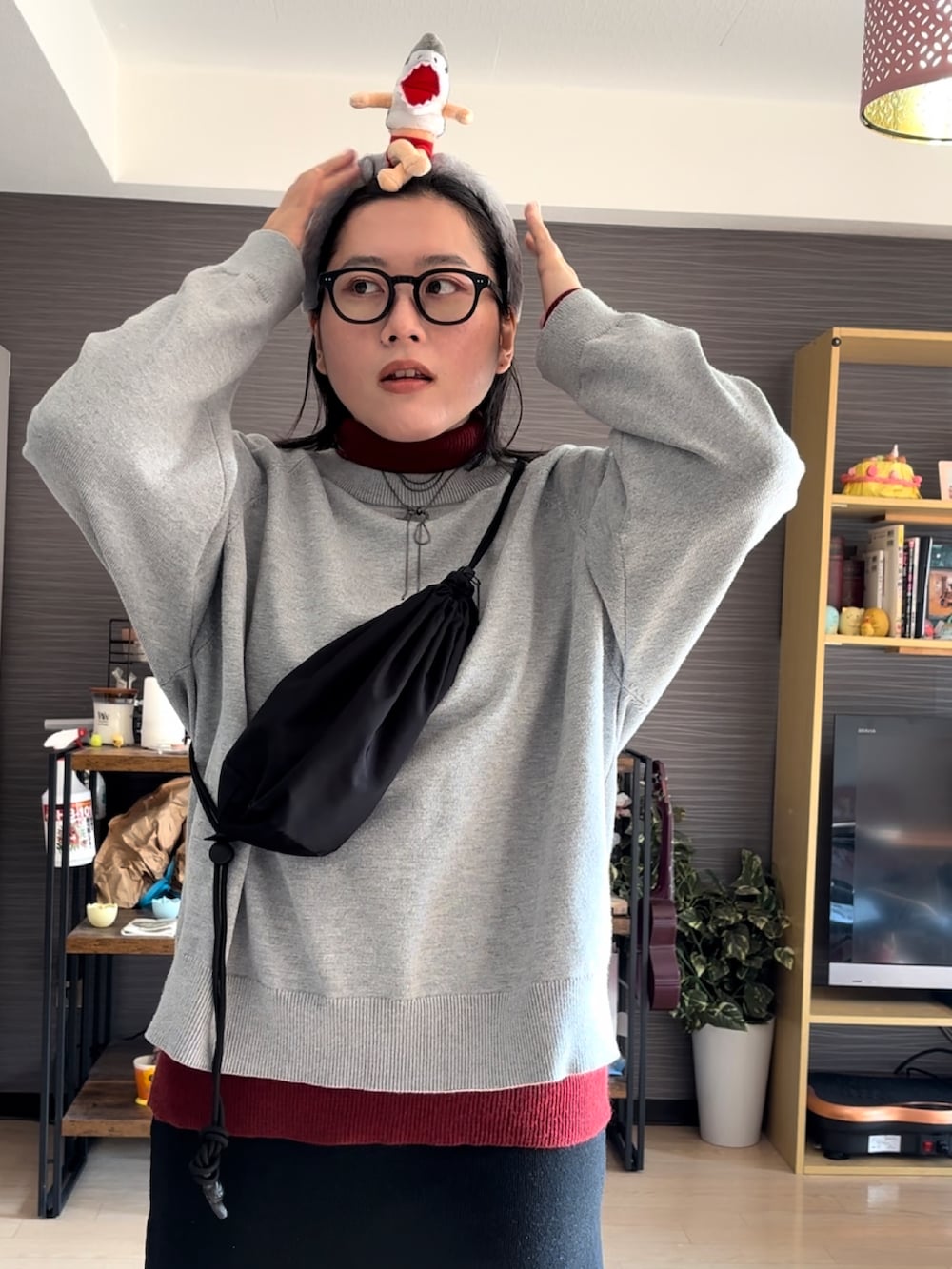 ブラック系のブルゾン、グレー系のニット/セーター、レッド系のトップスを着用したレディースの冬コーディネートの2枚目の写真