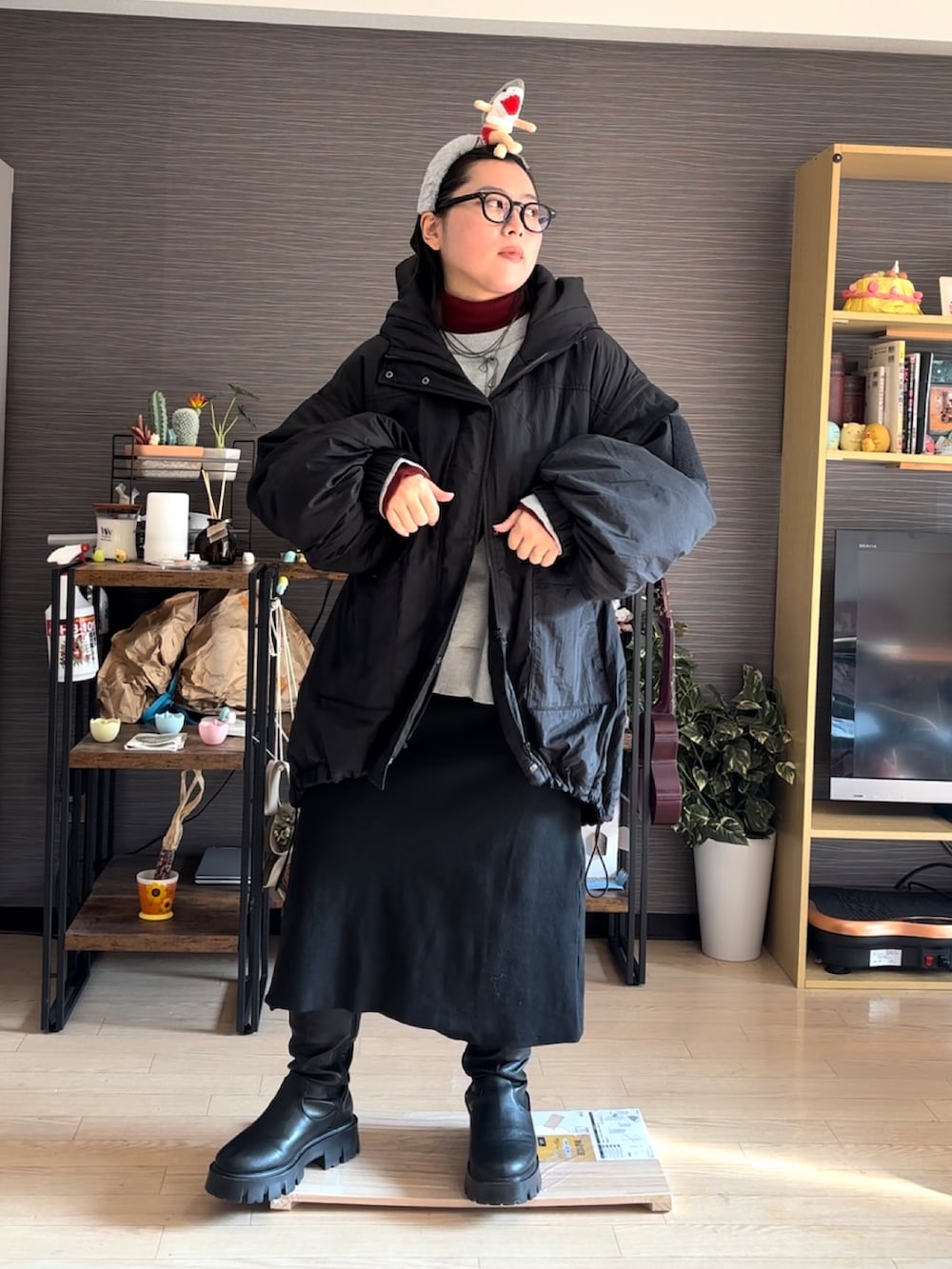 ブラック系のブルゾン、グレー系のニット/セーター、レッド系のトップスを着用したレディースの冬コーディネートの4枚目の写真