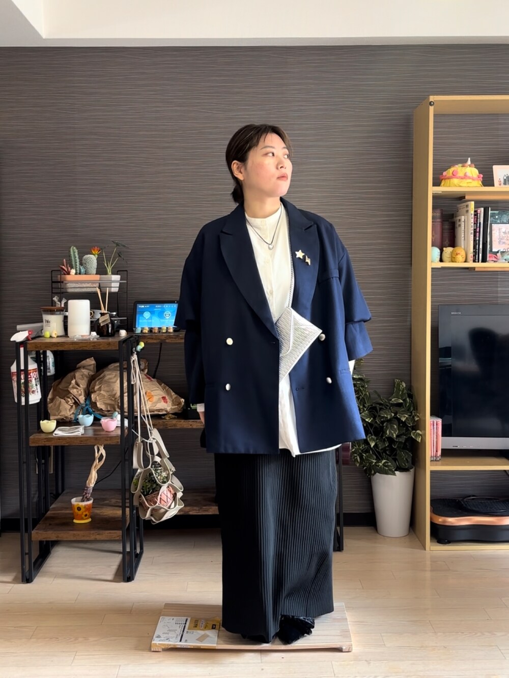 「春コーデ、春カラー、ジャケット、ジャケットスタイル、紺ブレ、タイトスカート、ぽっちゃり、プラスサイズ」｜「classicalelfの春に向けて気軽に羽織れる 大人の ブレザー。 サイド スリット オーバーサイズ ダブルジャケット（テーラードジャケット、ブルー系）」を使った、真波(Manami)さん（骨格ストレート・レディース・153cm）の春コーディネートの2枚目の写真