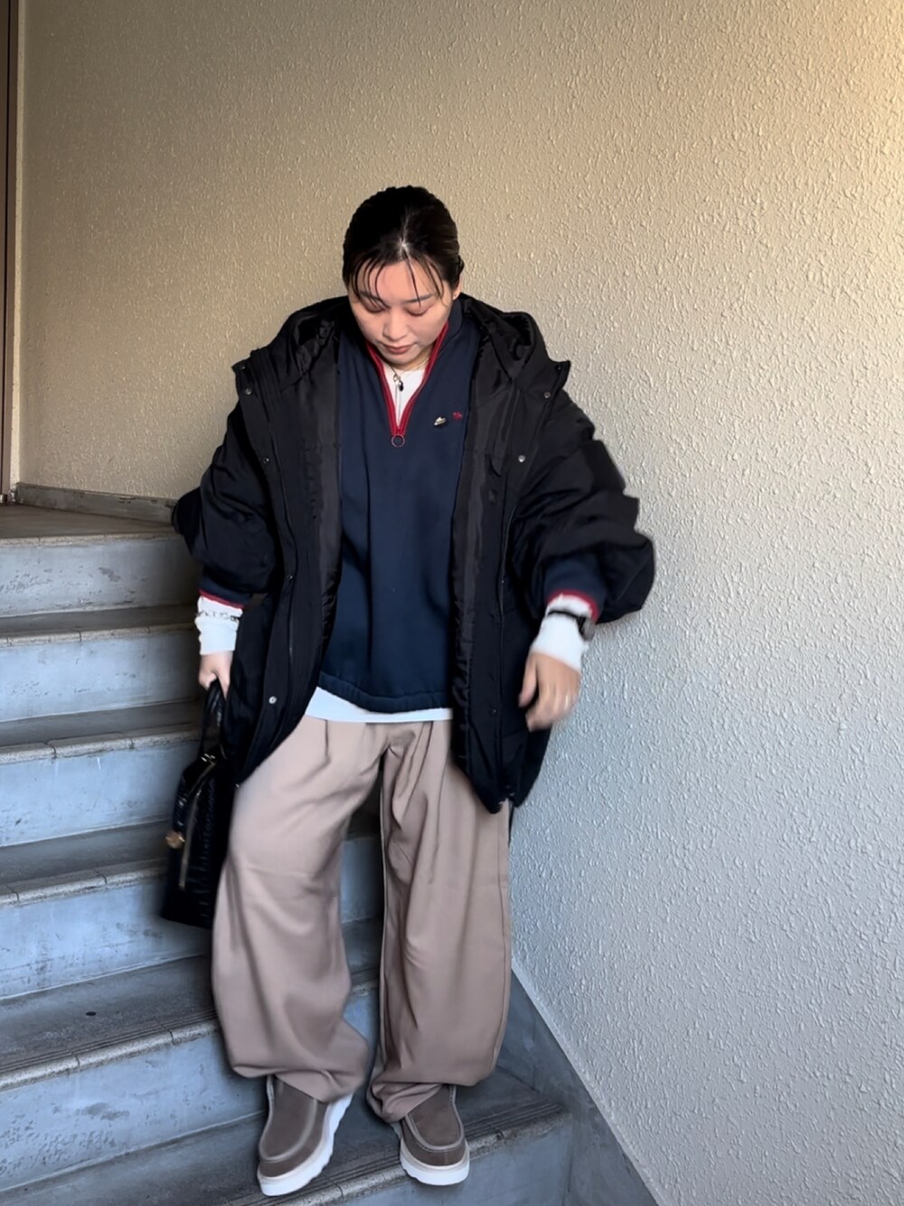 ベージュ系のブーツ、ベージュ系のパンツ、ブルー系のスウェットを着用したレディースの冬コーディネートの3枚目の写真