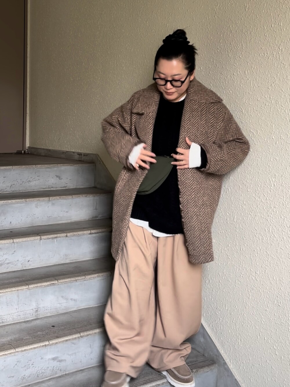 「真冬のあったかスタイル、ケーブルニット、チノパン、オーバーサイズ、アウター、大人ファッション、大人コーデ、ラフコーデ、パンツスタイル、オトナ女子」｜「PAGEBOYのスクエアケーブルBIGプルオーバー（ニット/セーター、ブラック系）」を使った、真波(Manami)さん（骨格ストレート・レディース・153cm）の冬コーディネートの3枚目の写真