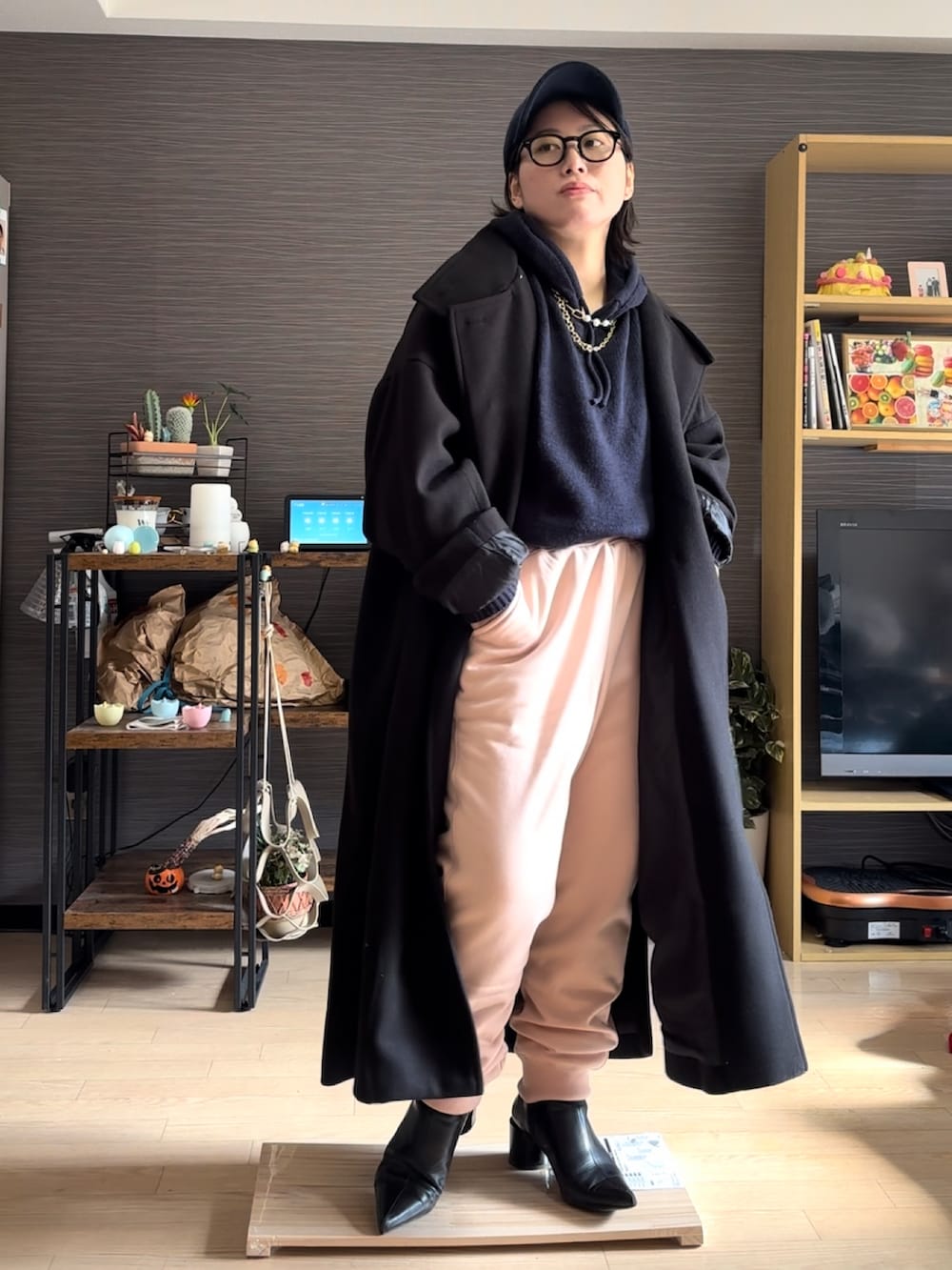 ブラック系のジャケット/アウター、ピンク系のスウェットパンツ、ブラック系のバッグを着用したレディースの冬コーディネートの3枚目の写真