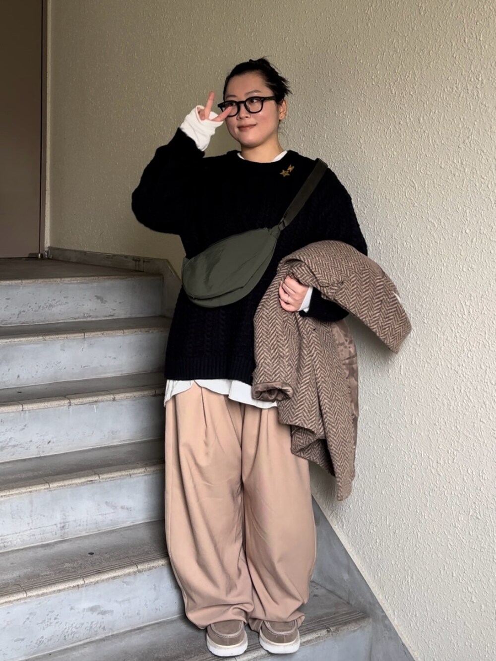 「真冬のあったかスタイル、ケーブルニット、チノパン、オーバーサイズ、アウター、大人ファッション、大人コーデ、ラフコーデ、パンツスタイル、オトナ女子」｜「PAGEBOYのスクエアケーブルBIGプルオーバー（ニット/セーター、ブラック系）」を使った、真波(Manami)さん（骨格ストレート・レディース・153cm）の冬コーディネートの2枚目の写真