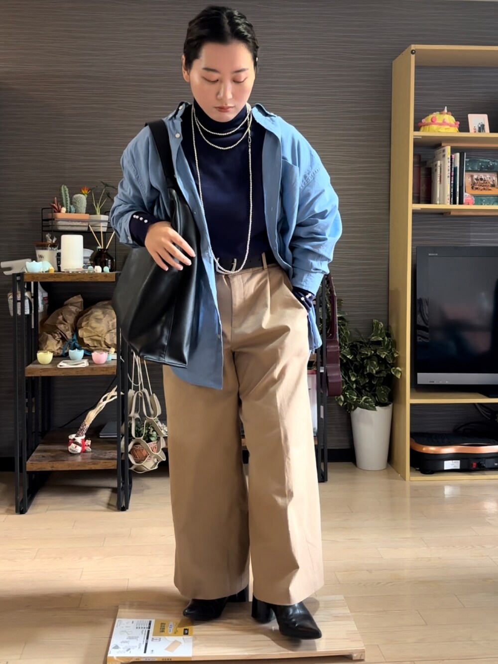 ブラック系のブーツ、ベージュ系のチノパンツ、ブルー系のシャツ/ブラウスを着用したレディースの冬コーディネートの3枚目の写真
