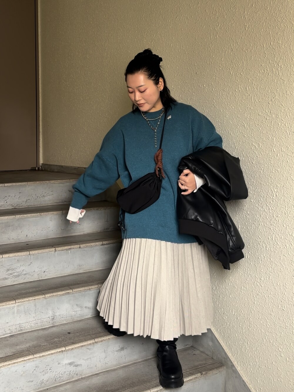 「大人カジュアルコーデ、プリーツスカート、トレーナー」｜「JEANASISのサスティナブルヴィンテージウラケBIGプルオーバー/239740（スウェット、ブルー系）」を使った、真波(Manami)さん（骨格ストレート・レディース・153cm）の冬コーディネートの2枚目の写真