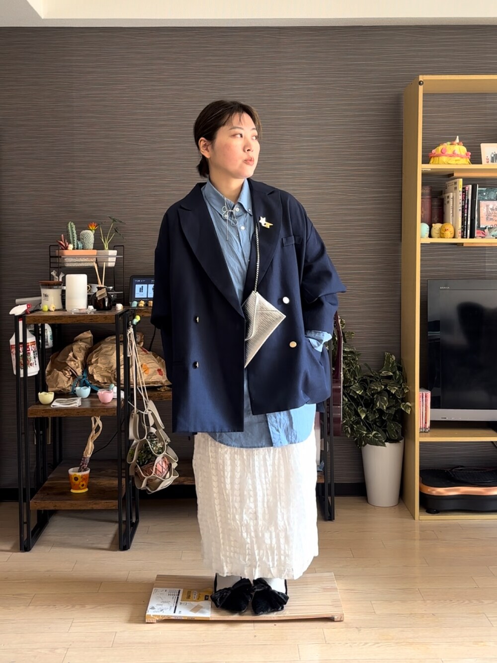 「ジャケット、ジャケットスタイル、春コーデ、春カラー、タイトスカート、キレイめカジュアル、キレイめコーデ、ぽっちゃり、プラスサイズ」｜「classicalelfの春に向けて気軽に羽織れる 大人の ブレザー。 サイド スリット オーバーサイズ ダブルジャケット（テーラードジャケット、ブルー系）」を使った、真波(Manami)さん（骨格ストレート・レディース・153cm）の春コーディネートの2枚目の写真