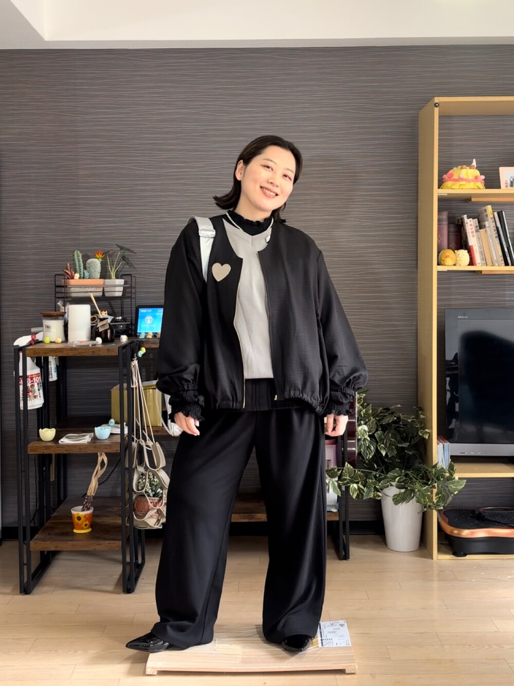 「ブラック、大人ファッション、ぽっちゃり、ぽっちゃりコーデ、プラスサイズ」｜「しまむらのアイテム（ブルゾン、ブラック系）」を使った、真波(Manami)さん（骨格ストレート・レディース・153cm）の春コーディネートの3枚目の写真