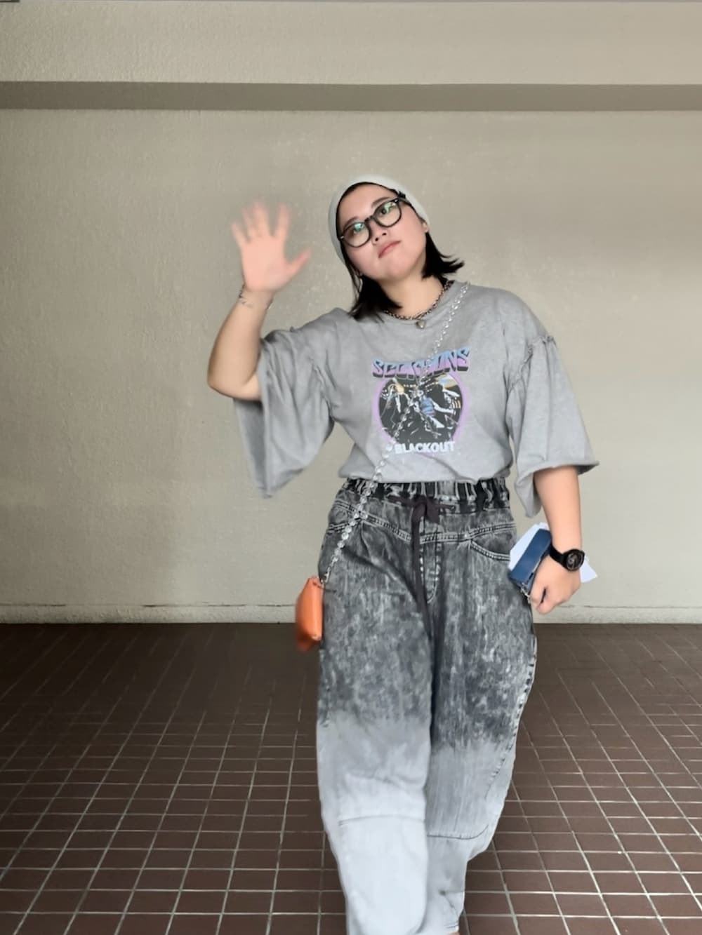「淡色コーデ、秋服準備はじめました、おでかけコーデ、ゆるコーデ、秋のコーデ、パンツスタイル、オトナカワイイ、オトナ女子、プリントT、24AW秋の新作、Tシャツ×デニム、大人かわいい、大人ファッション、イエベ秋、低身長女子」｜「LOWRYS FARMのＳＣＯＲＰＩＯＮＳリメイクＢＡＮＤソデフリルＳＳ 115252（Tシャツ/カットソー、グレー系）」を使った、真波(Manami)さん（レディース・153cm）の夏コーディネートの2枚目の写真