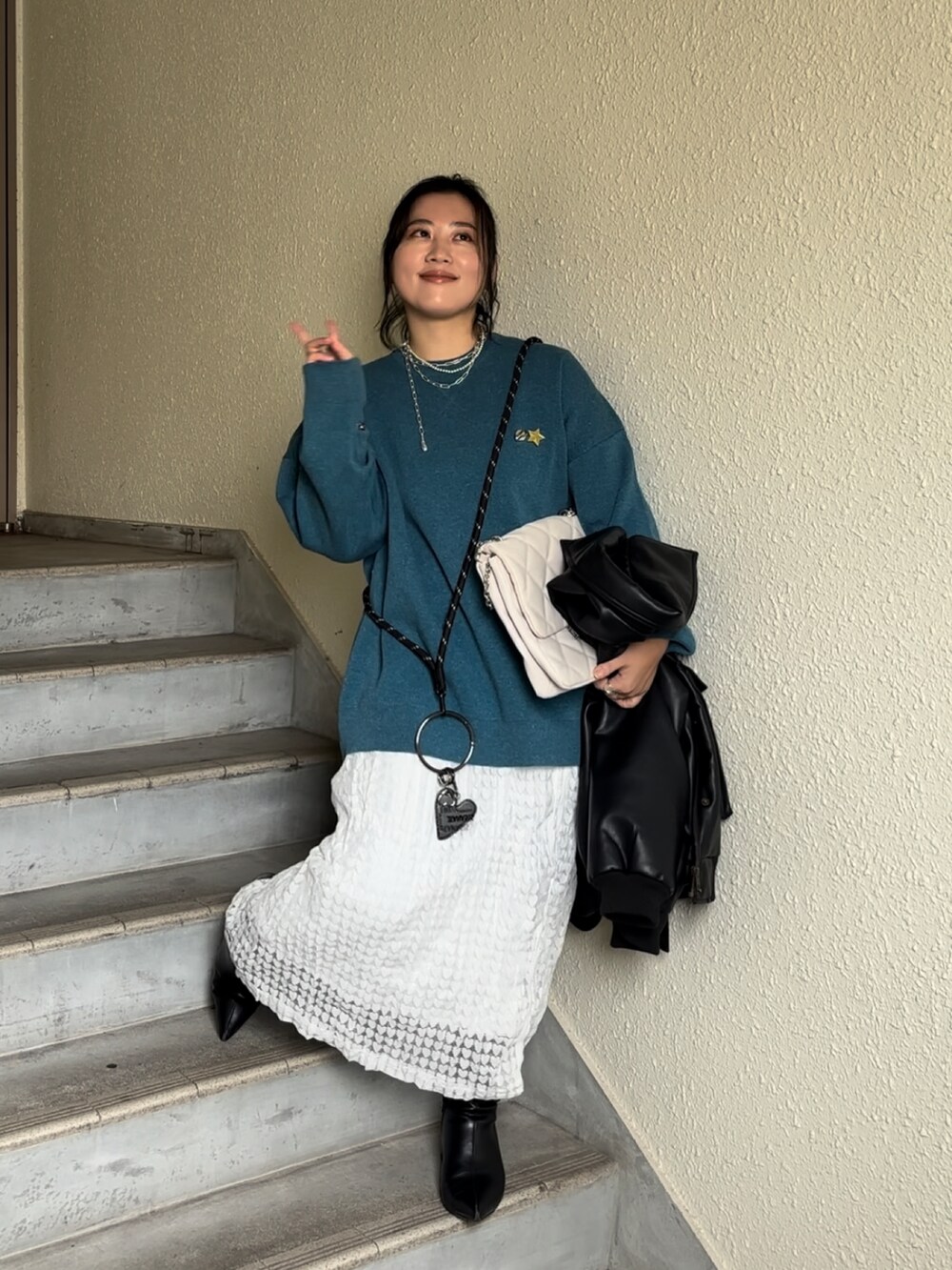 「冬コーデ、おでかけコーデ、大人女子、冬のコーデ、スカート、タイトスカート、レーススカート、ラフコーデ、ラフ、30代コーデ、オトナ女子、冬、ぽっちゃりコーデ、低身長、低身長コーデ」｜「JEANASISのポインテッドショートブーツ/975565（ブーツ、ブラック系）」を使った、真波(Manami)さん（骨格ストレート・レディース・153cm）の冬コーディネートの2枚目の写真