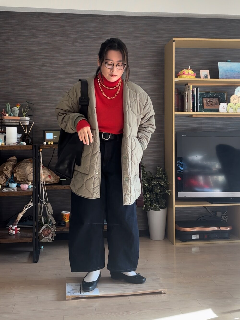 「冬コーデ、クリスマスに着たい服、休日スタイル、カジュアルスタイル、オトナ女子、赤ニット、バレルレッグジーンズ、デニムパンツ、バレエシューズ、アウター、アウターコーデ、シンプルスタイル、ラクチンコーデ、タートルネック」｜「u plumeのアイテム（バレエシューズ、ブラック系）」を使った、真波(Manami)さん（レディース・153cm）の冬コーディネートの3枚目の写真