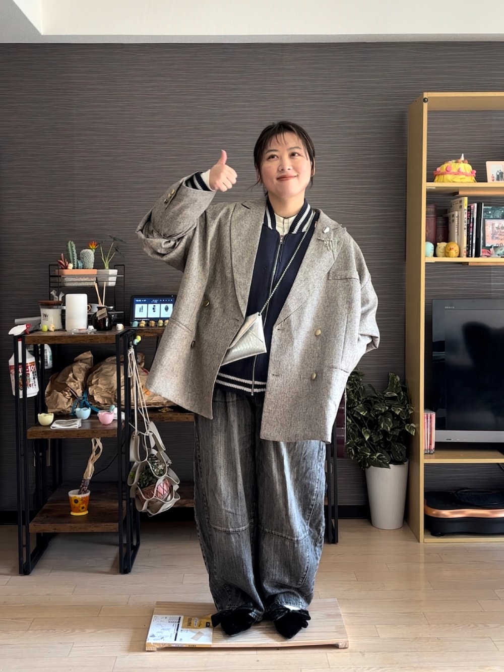 「春コーデ、春服、ジャケット、ジャケットスタイル、ジャケットコーデ、デニム、デニムパンツ」｜「classicalelfの気軽に羽織れる 大人の ブレザー。 サイド スリット オーバーサイズ ダブルジャケット（テーラードジャケット、ベージュ系）」を使った、真波(Manami)さん（骨格ストレート・レディース・153cm）の春コーディネートの2枚目の写真