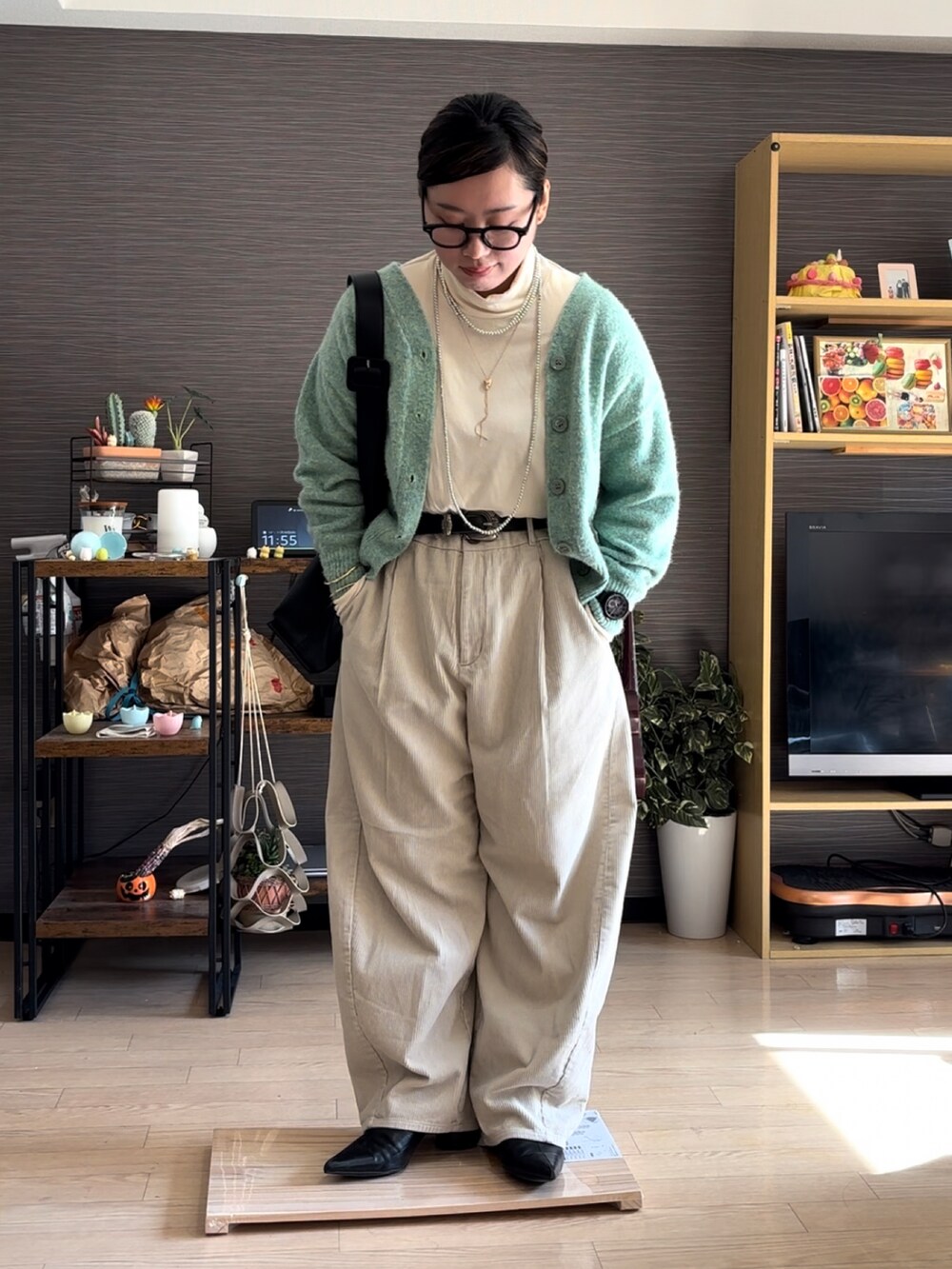 ホワイト系のパンツ、ブラック系のブーツ、ホワイト系のTシャツ/カットソーを着用したレディースの冬コーディネートの3枚目の写真