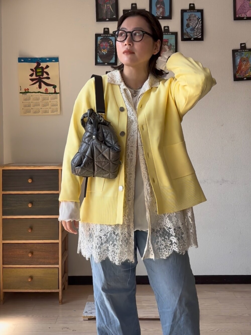 「カーディガン、ショルダーバッグ、春コーデ、デニムパンツ、ぽっちゃり、ぽっちゃりコーデ、プラスサイズ」｜「Eluraの＜WEB限定＞もっちり立体オーバーカーディガン/327462（カーディガン/ボレロ、イエロー系）」を使った、真波(Manami)さん（骨格ストレート・レディース・153cm）の春コーディネートの3枚目の写真