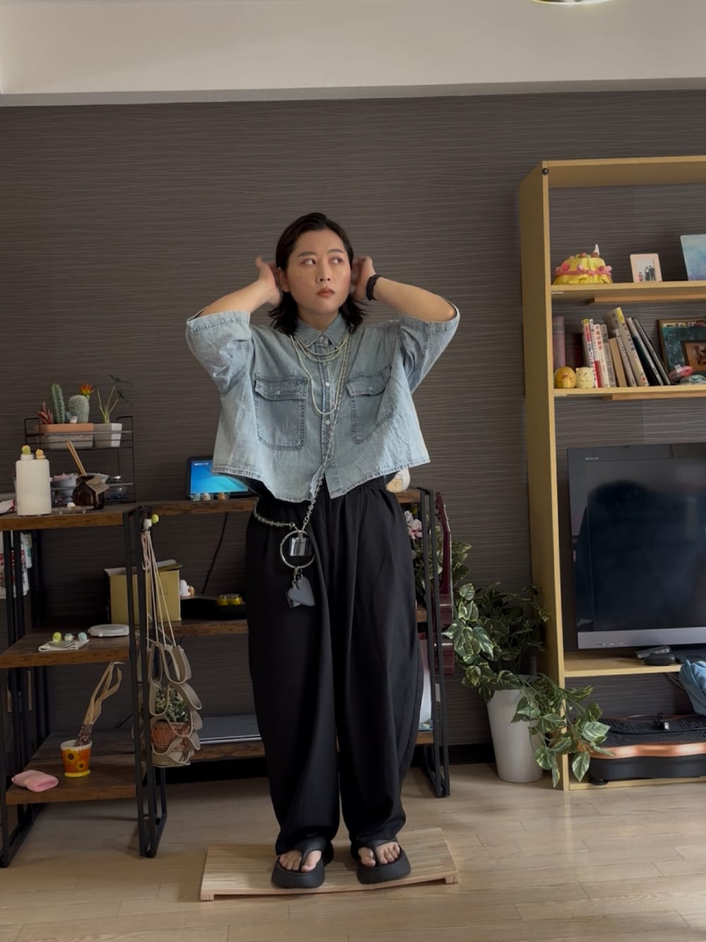 ブラック系のその他パンツ、ブルー系のシャツ/ブラウス、ブラック系のサンダルを着用したレディースの夏コーディネートの2枚目の写真