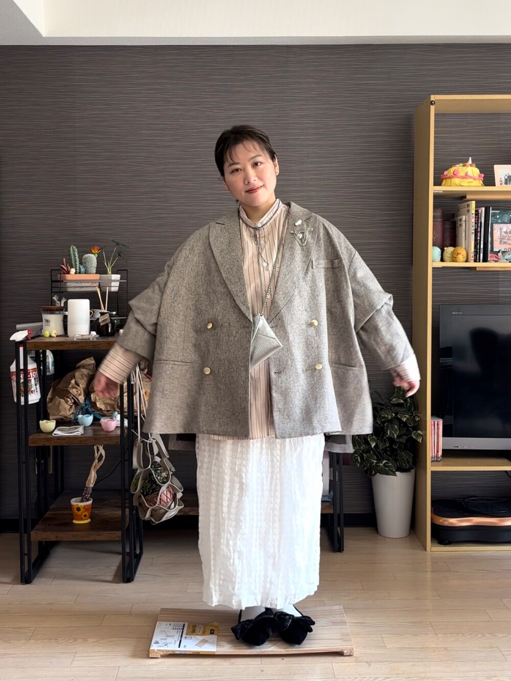 「春コーデ、春カラー、キレイめカジュアル、キレイめコーデ、ジャケット、ジャケットスタイル、ぽっちゃり、プラスサイズ」｜「classicalelfの気軽に羽織れる 大人の ブレザー。 サイド スリット オーバーサイズ ダブルジャケット（テーラードジャケット、ベージュ系）」を使った、真波(Manami)さん（骨格ストレート・レディース・153cm）の春コーディネートの2枚目の写真