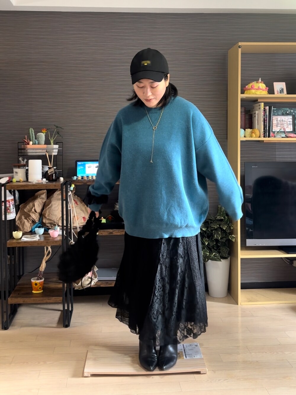 「スカート、スカートスタイル」｜「JEANASISのサスティナブルヴィンテージウラケBIGプルオーバー/239740（スウェット、ブルー系）」を使った、真波(Manami)さん（骨格ストレート・レディース・153cm）の冬コーディネートの2枚目の写真