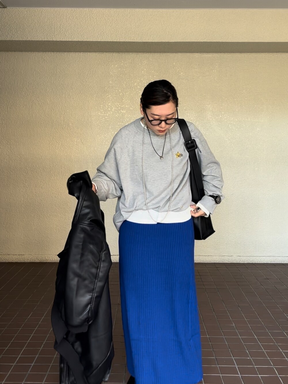 「アウター、レザージャケット、タイトスカート、グレーコーデ、ブルーコーデ、メガネ女子、冬コーデ、大人コーデ、オトナカジュアル、オトナカワイイ、休日スタイル、きれいめコーデ、大人女子、スカートスタイル、低身長女子」｜「GUのアイテム（バッグ、ブラック系）」を使った、真波(Manami)さん（骨格ストレート・レディース・153cm）の冬コーディネートの3枚目の写真