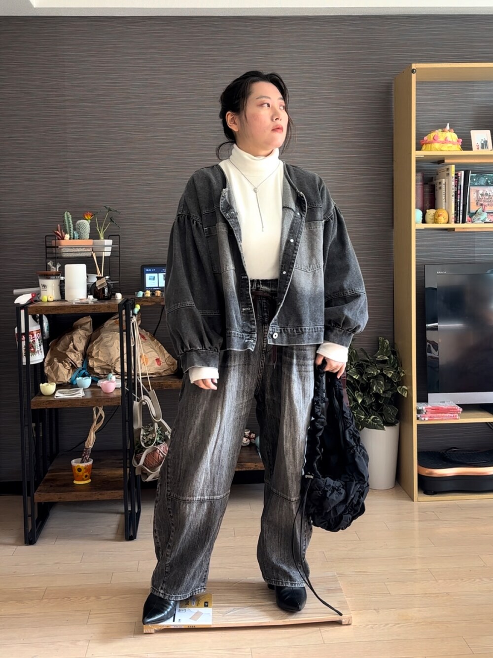 「デニム、デニムパンツ、デニムジャケット、デニムコーデ、デニムオンデニム、デニムonデニム、ジージャン、Gジャン、春コーデ、春服」｜「niko and...のアイテム（デニムパンツ、ブラック系）」を使った、真波(Manami)さん（骨格ストレート・レディース・153cm）の冬コーディネートの3枚目の写真
