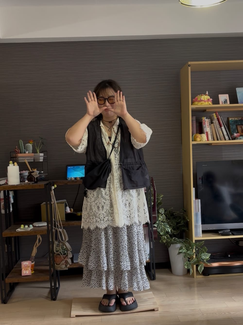 「niko and...のオリジナルニコモコトングサンダル（サンダル、ブラック系）」を使った、真波(Manami)さん（骨格ストレート・レディース・153cm）の夏コーディネートの2枚目の写真