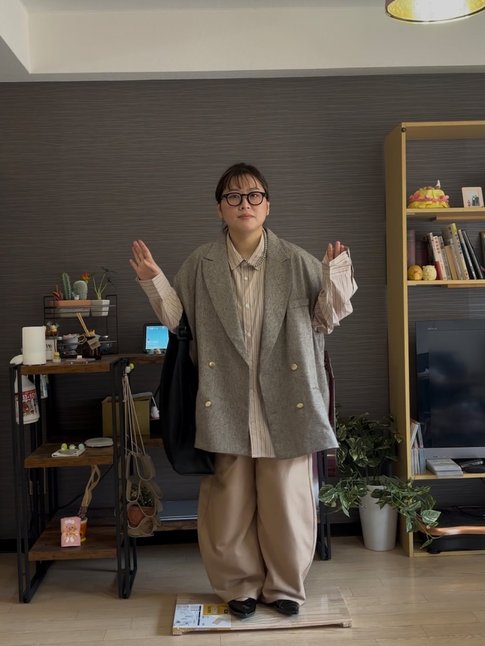 「参観日コーデ、キレイめ、きれいめ、キレイめコーデ、きれいめコーデ、プラスサイズ、ぽっちゃり、ぽっちゃりコーデ」｜「classicalelfの大人のテーラードジレ。サイドスリットオーバーサイズダブルベスト（ベスト、ベージュ系）」を使った、真波(Manami)さん（骨格ストレート・レディース・153cm）の春コーディネートの2枚目の写真