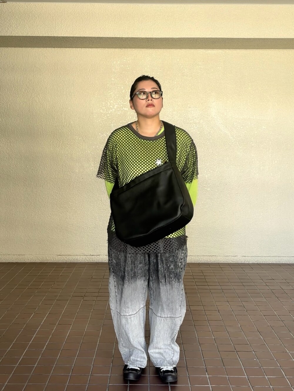 ブラック系のデニムパンツ、グレー系のTシャツ/カットソー、グリーン系のTシャツ/カットソーを着用したレディースの秋コーディネートの2枚目の写真