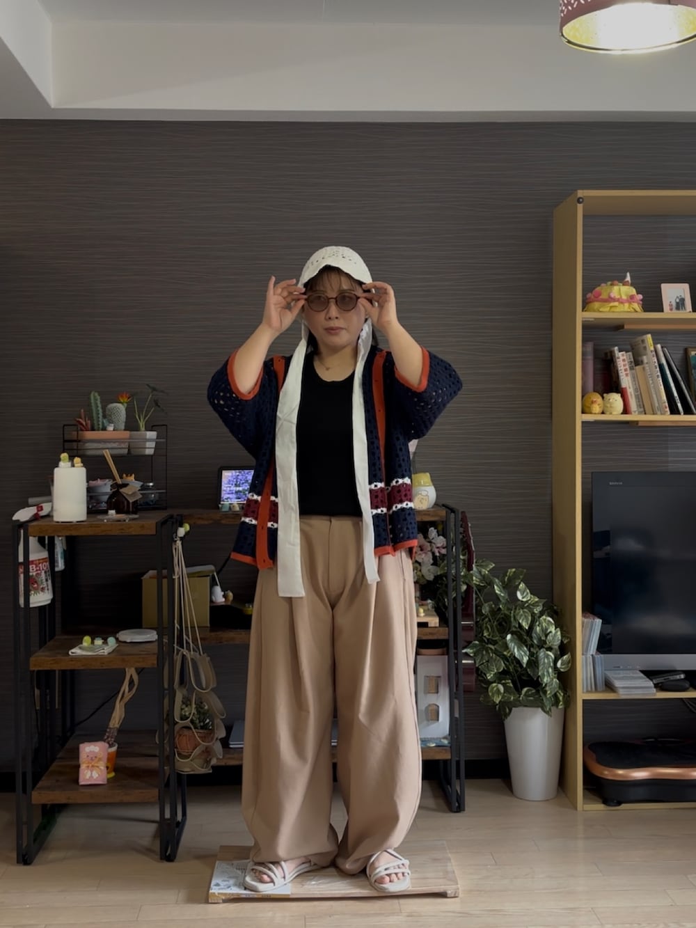 「ラクチンコーデ、春ファッション、ゆるコーデ、プラスサイズ、ぽっちゃり、ぽっちゃりコーデ」｜「GEVS.の大きいサイズ かぎ針編風ニットカーディガン GEVS.（カーディガン/ボレロ、ブルー系）」を使った、真波(Manami)さん（骨格ストレート・レディース・153cm）の春コーディネートの2枚目の写真