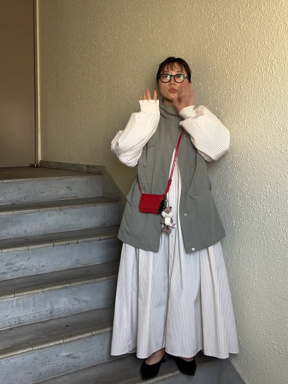 「シャツワンピース、ベスト×シャツ、シャツワンピ、春コーデ、リボン、春服、プラスサイズ、ぽっちゃり、ぽっちゃりコーデ」｜「HUG.Uのアイテム（シャツワンピース、イエロー系）」を使った、真波(Manami)さん（骨格ストレート・レディース・153cm）の春コーディネートの2枚目の写真