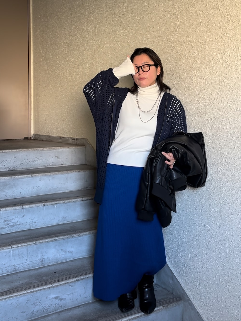 「透かし編みニット、春コーデ、タイトスカート、ぽっちゃり、プラスサイズ」｜「anyfeeのアイテム（スカート、ブルー系）」を使った、真波(Manami)さん（骨格ストレート・レディース・153cm）の春コーディネートの2枚目の写真