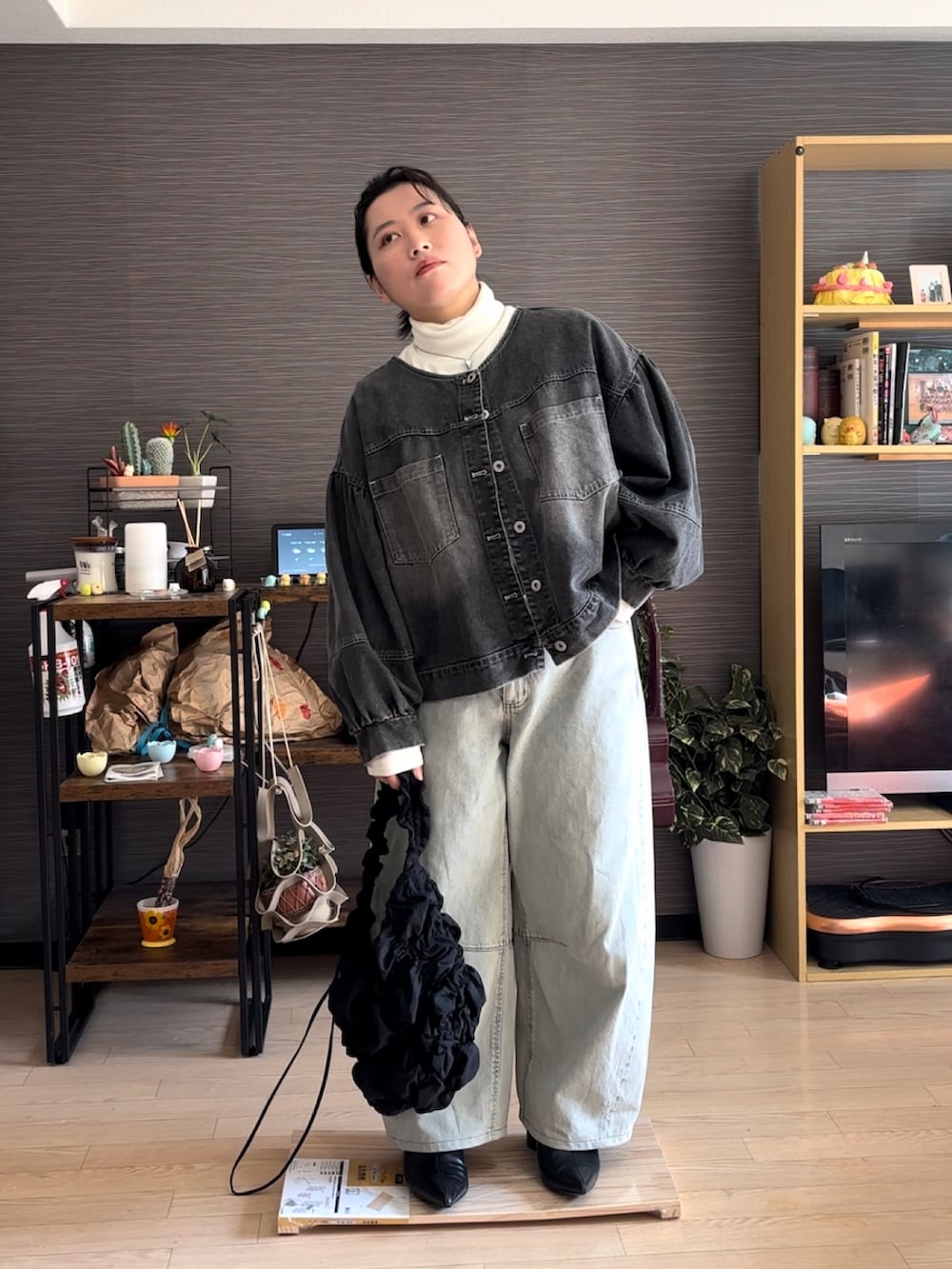 「デニム、デニムパンツ、デニムジャケット、デニムコーデ、デニムオンデニム、デニムonデニム、ジージャン、Gジャン、春コーデ、春服」｜「GUのアイテム（デニムパンツ、ブルー系）」を使った、真波(Manami)さん（骨格ストレート・レディース・153cm）の冬コーディネートの2枚目の写真