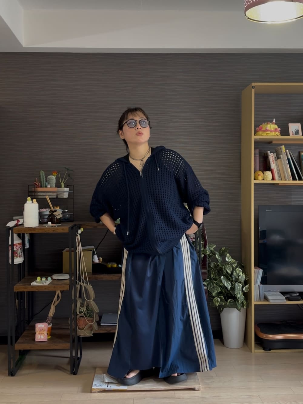 ブルー系のスカート、ブルー系のパーカー、ブラック系のサンダルを着用したレディースの春コーディネートの2枚目の写真