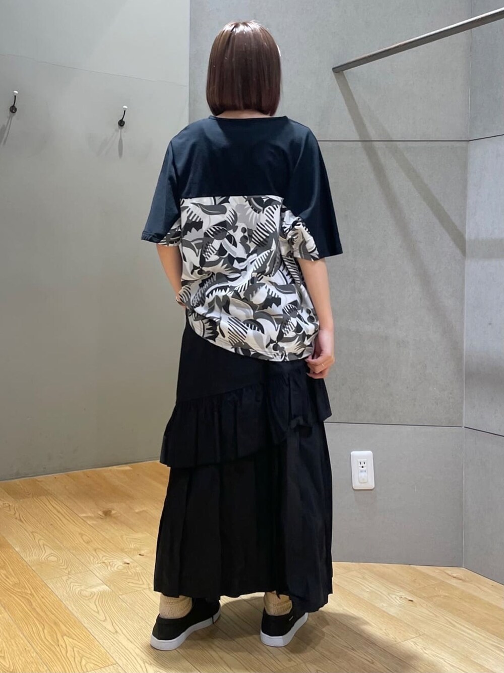 ブラック系のTシャツ/カットソー、ブラック系のスカート、ブラック系のその他シューズを着用したレディースの春コーディネートの3枚目の写真