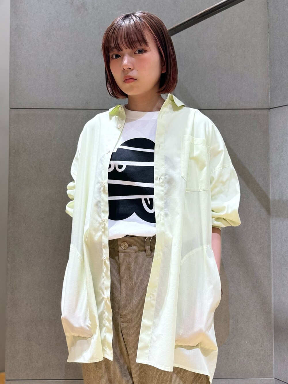 グリーン系のシャツ/ブラウス、ホワイト系のTシャツ/カットソー、ベージュ系のその他パンツを着用したレディースの春コーディネートの2枚目の写真