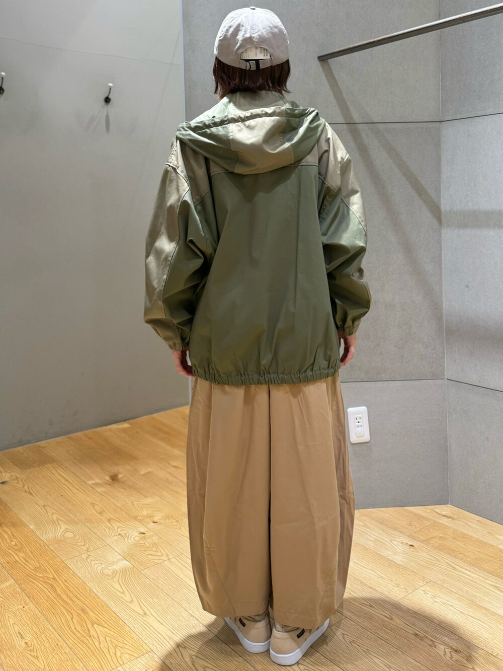 グリーン系のマウンテンパーカー、ピンク系のTシャツ/カットソー、ベージュ系のその他パンツを着用したレディースの春コーディネートの3枚目の写真