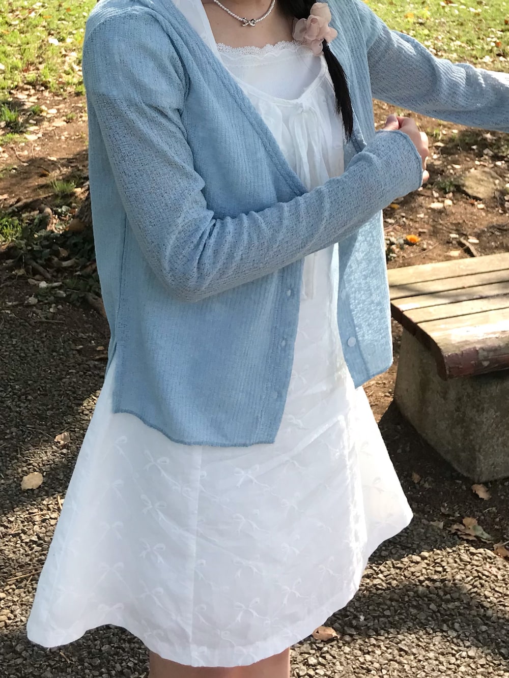 ブルー系のカーディガン/ボレロ、ブルー系のデニムパンツ、ホワイト系のタンクトップを着用したレディースの夏コーディネートの3枚目の写真