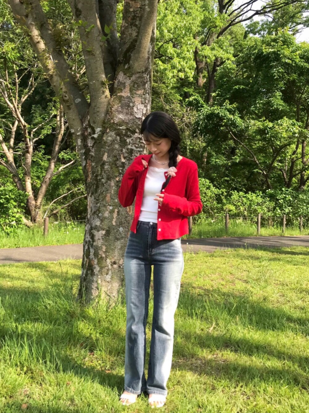 ピンク系のシャツ/ブラウス、ホワイト系のトートバッグ、ブルー系のデニムパンツを着用したレディースの夏コーディネートの3枚目の写真