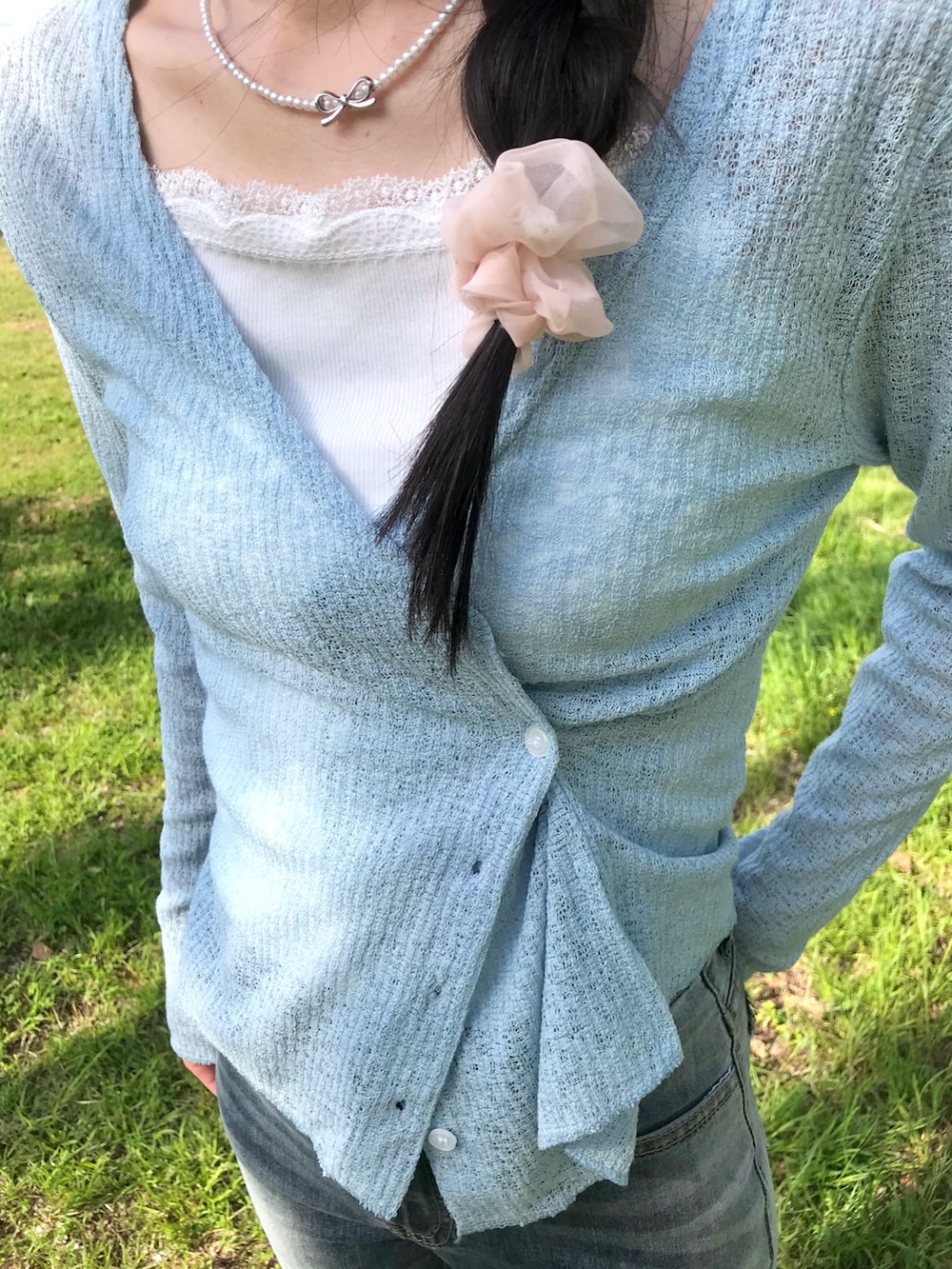 ブルー系のカーディガン/ボレロ、ブルー系のデニムパンツ、ホワイト系のタンクトップを着用したレディースの夏コーディネートの2枚目の写真