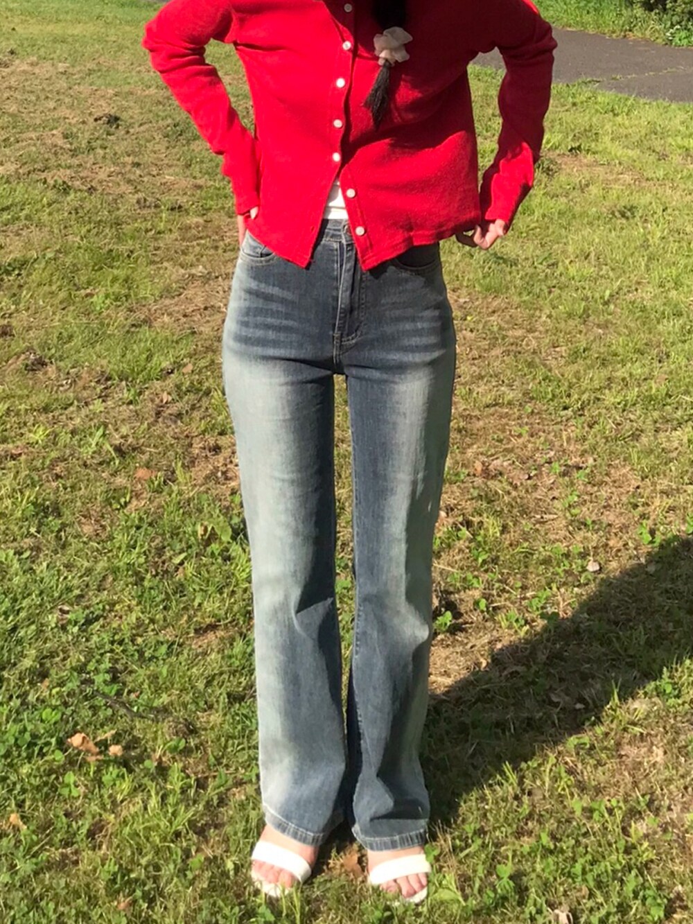 ピンク系のシャツ/ブラウス、ホワイト系のトートバッグ、ブルー系のデニムパンツを着用したレディースの夏コーディネートの4枚目の写真