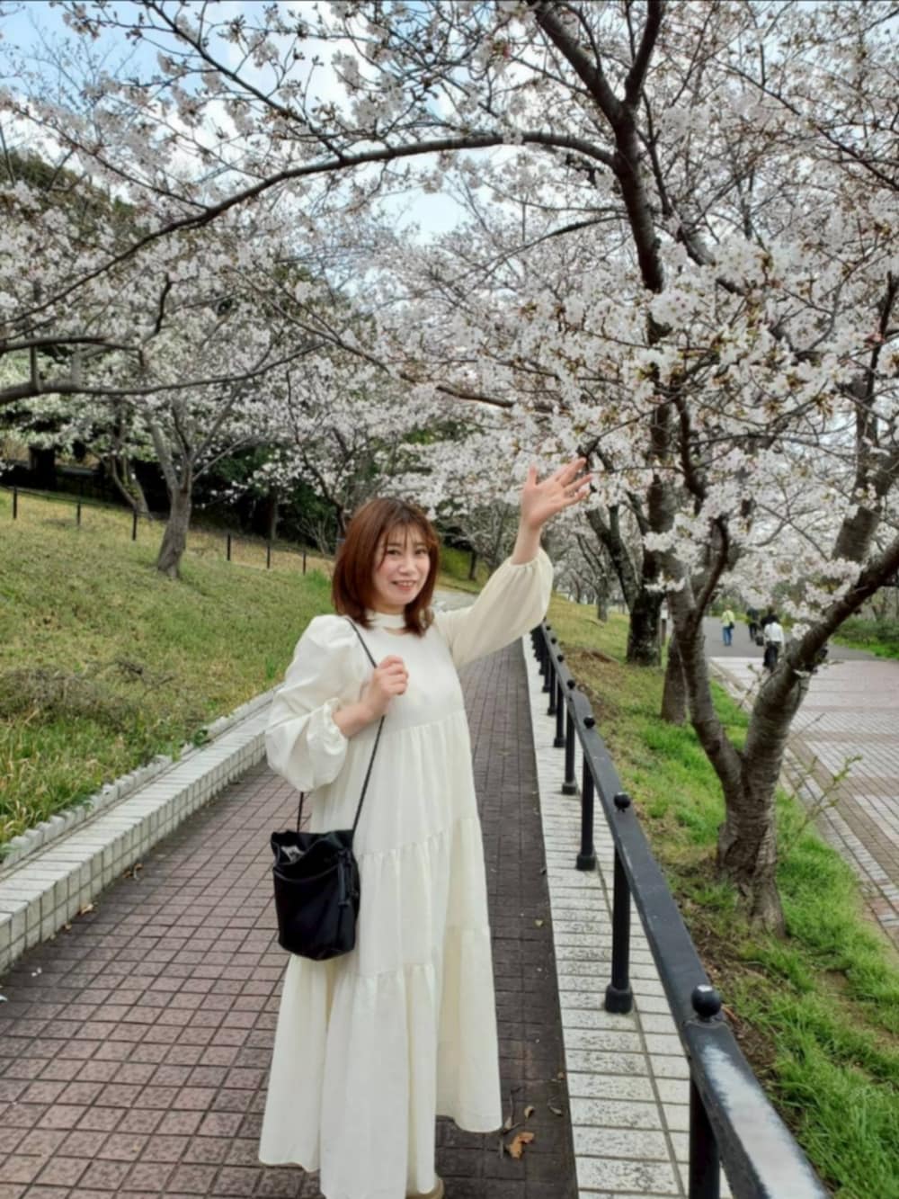 ホワイト系のワンピース、ホワイト系のブーツを着用したレディースの春コーディネートの4枚目の写真