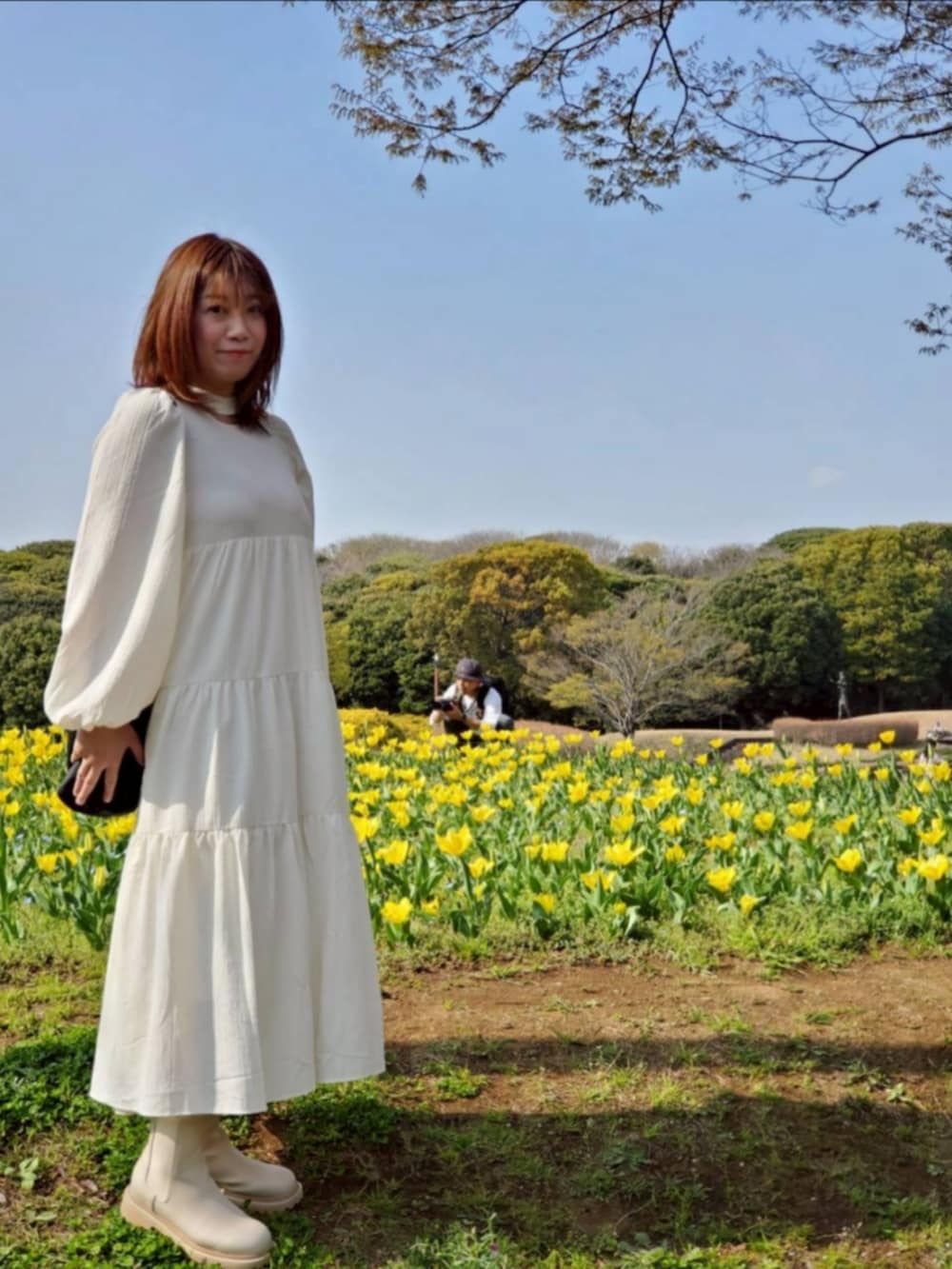 ホワイト系のワンピース、ホワイト系のブーツを着用したレディースの春コーディネートの3枚目の写真