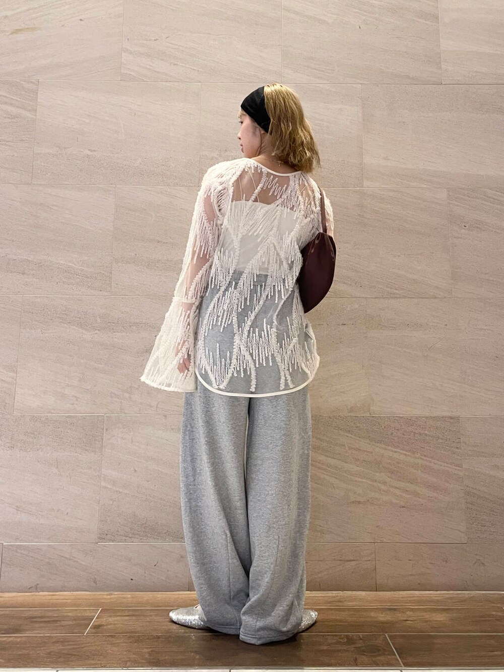 シルバー系のパンプス、グレー系のその他パンツ、ホワイト系のシャツ/ブラウスを着用したレディースの春コーディネートの3枚目の写真