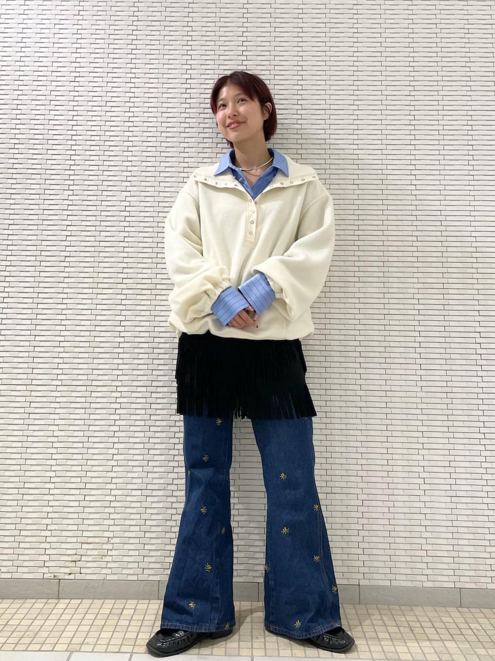 ホワイト系のその他トップス、ブルー系のシャツ/ブラウス、ブルー系のデニムパンツを着用したレディースの冬コーディネートの2枚目の写真